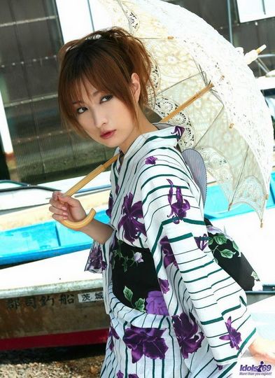 Азиаточка в кимоно и без нижнего белья