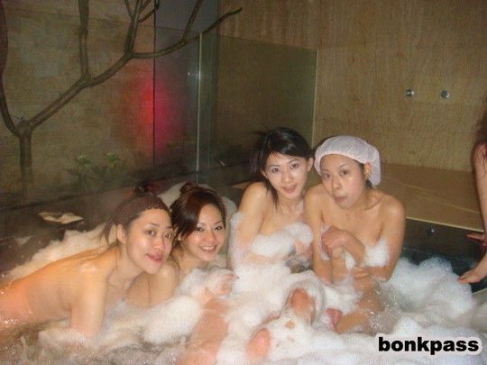 Нагие азиатки в бане