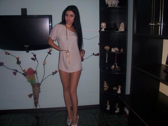 20-летняя чика из Болгарии выставила напоказ раздетую попку