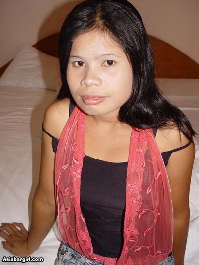 Взрослая филиппинка выставила напоказ титьки и взяла фаллос в рот
