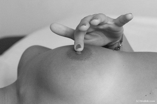 Раздетая стройняшка в постели ласкает киску руками на черно-белых фото